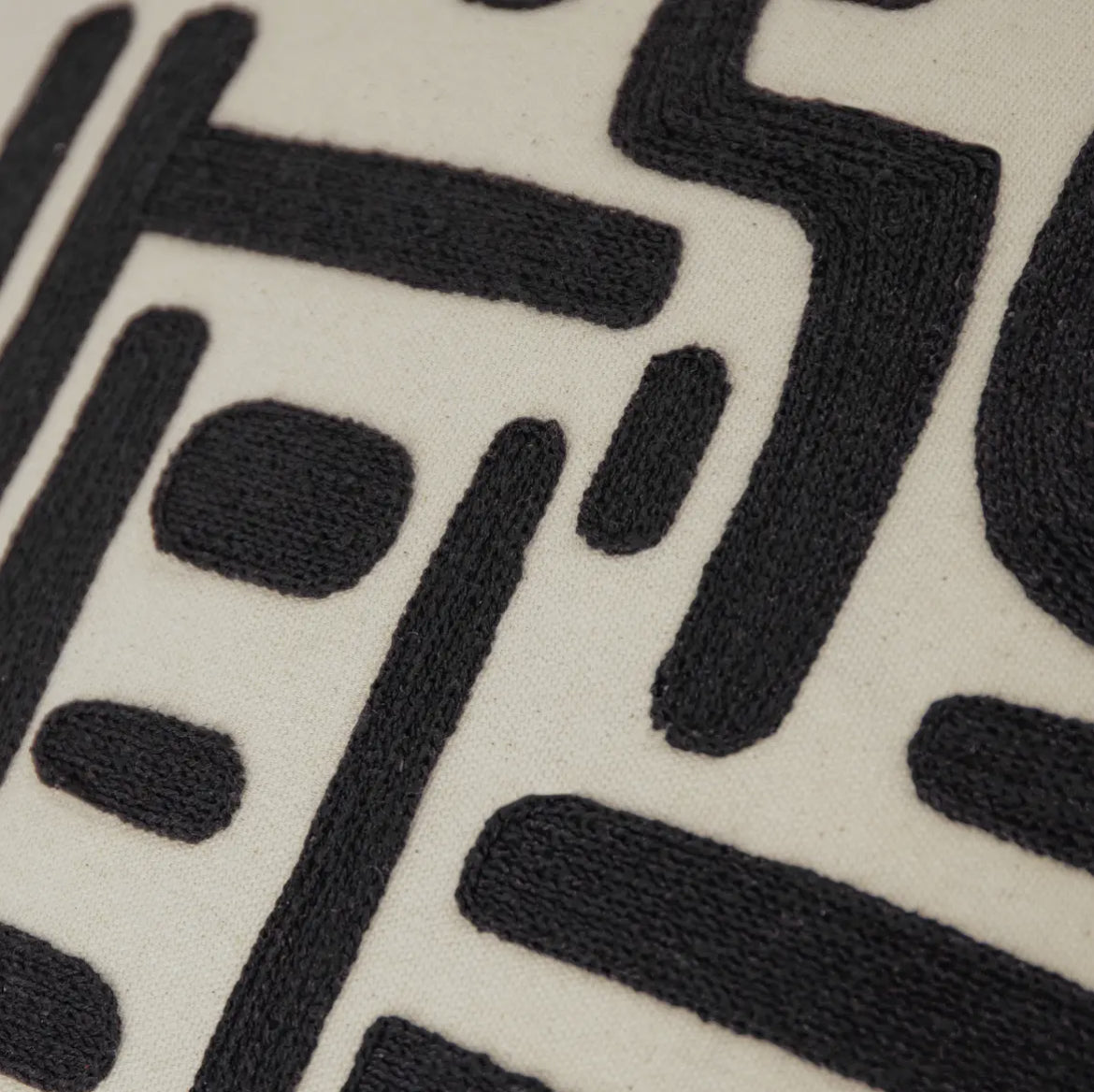 Coussin en coton brodé Brooke